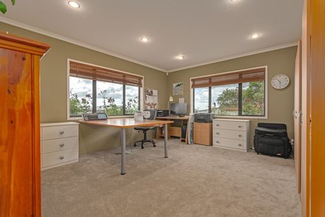 Photo of property in 40 Johnstone Drive, Fitzherbert, Palmerston North, 4410