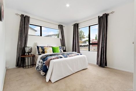 Photo of property in 1/73 Etherton Drive, Weymouth, Auckland, 2103