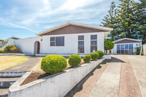 Photo of property in 4 Karyn Street, Castlecliff, Whanganui, 4501