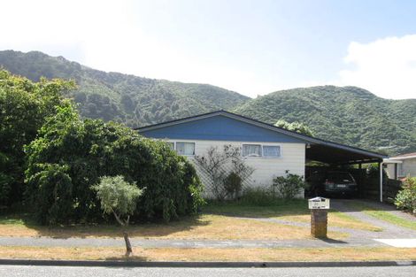 Photo of property in 28 Omaha Grove, Totara Park, Upper Hutt, 5018