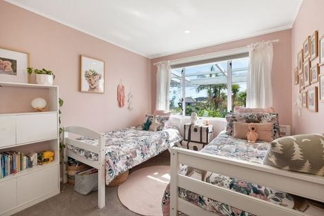 Photo of property in 10 Edgerton Road, Te Atatu Peninsula, Auckland, 0610