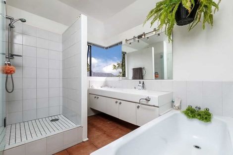 Photo of property in 2/8 Sunnynook Road, Sunnynook, Auckland, 0620