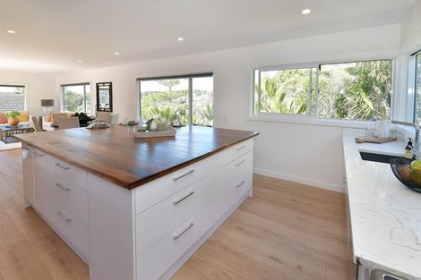 Photo of property in 13 Woodcote Drive, Glenfield, Auckland, 0629