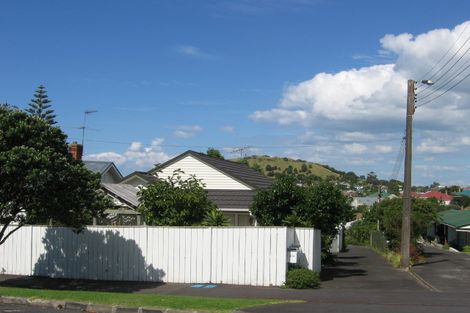 Photo of property in 3/30 William Bond Street, Stanley Point, Auckland, 0624