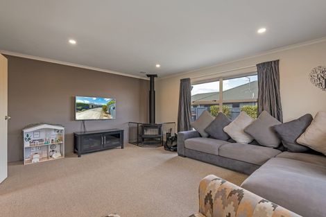 Photo of property in 6 Orlando Way, Kelvin Grove, Palmerston North, 4414