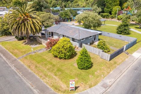 Photo of property in 2 Molloys Road, Te Marua, Upper Hutt, 5018