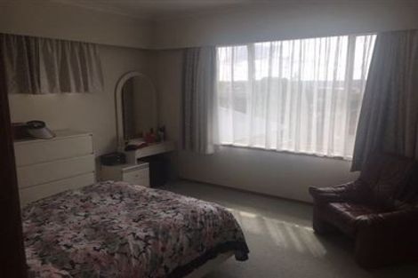 Photo of property in 2/50 Sunset Road, Unsworth Heights, Auckland, 0632