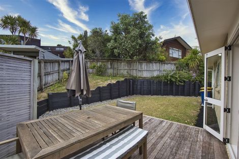 Photo of property in 2/8 Bronzewing Terrace, Unsworth Heights, Auckland, 0632