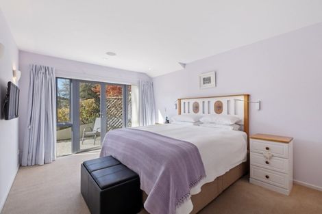 Photo of property in 5 Milward Place, Kelvin Heights, Queenstown, 9300