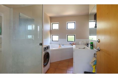 Photo of property in 42 Onetaunga Road, Chatswood, Auckland, 0626