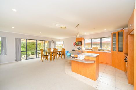 Photo of property in 114 Ruapehu Drive, Fitzherbert, Palmerston North, 4410