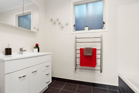 Photo of property in 49 Onedin Place, Titirangi, Auckland, 0604