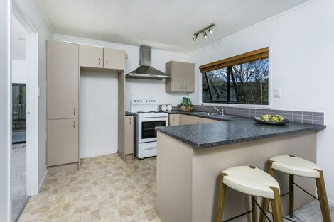 Photo of property in 11 Cabello Place, Unsworth Heights, Auckland, 0632