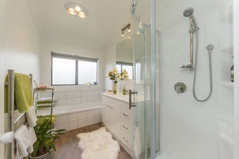 Photo of property in 24 Greenwood Place, Fitzherbert, Palmerston North, 4410