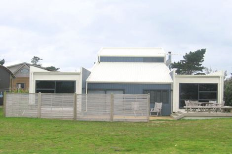 Photo of property in 130 Sands Crescent, Matarangi, Whitianga, 3592