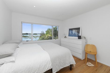 Photo of property in 106 Tiroroa Avenue, Te Atatu South, Auckland, 0610