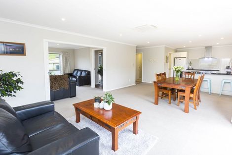 Photo of property in 1 Mckenzie Way, Timberlea, Upper Hutt, 5018