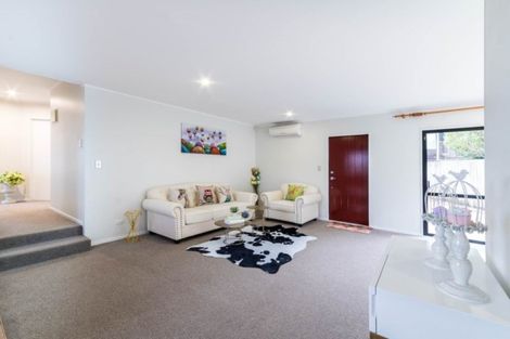 Photo of property in 2/1 Heathglen Place, Bayview, Auckland, 0629