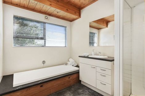 Photo of property in 94 Luckens Road, West Harbour, Auckland, 0618