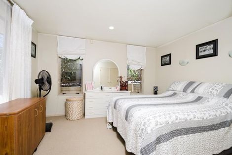 Photo of property in 2/15 Stoneleigh Court, Sunnynook, Auckland, 0632