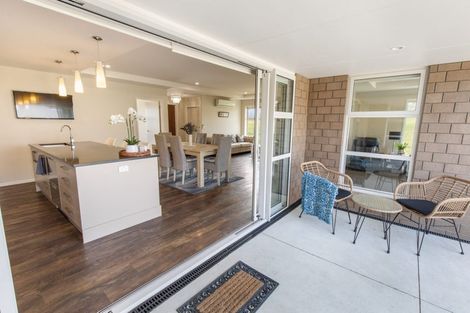 Photo of property in 206 Pacific Drive, Fitzherbert, Palmerston North, 4410