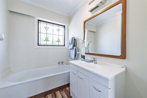 Photo of property in 33 Farquhars Road, Redwood, Christchurch, 8051