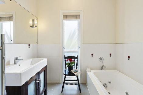 Photo of property in 46 Waterview Road, Stanley Point, Auckland, 0624