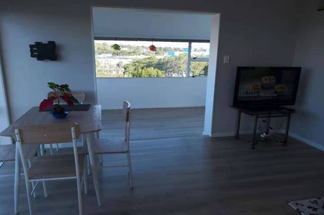 Photo of property in 1/2 Camelot Place, Glenfield, Auckland, 0629