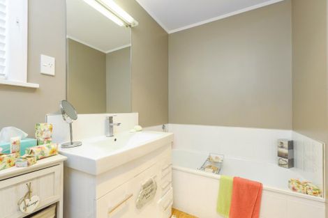 Photo of property in 18 Awarangi Rise, Oratia, Auckland, 0604