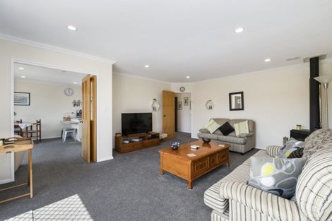 Photo of property in 11 Greenwood Place, Fitzherbert, Palmerston North, 4410