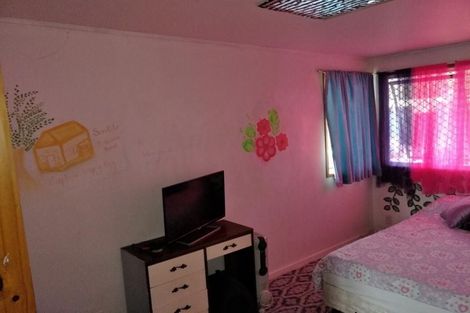 Photo of property in 6 Beaubank Road, Kelston, Auckland, 0602