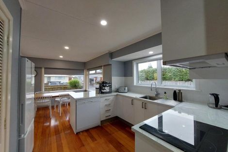 Photo of property in 8 Riversdale Drive, Merrilands, New Plymouth, 4312