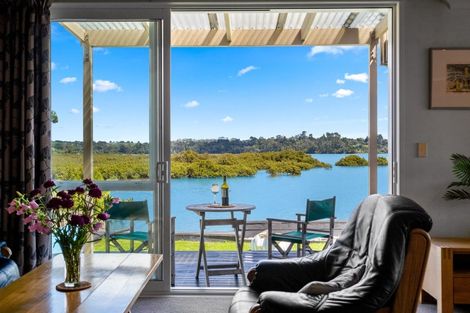 Photo of property in 38 The Terrace, Herald Island, Auckland, 0618