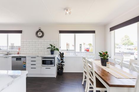 Photo of property in 3 Forbes Place, Kelvin Grove, Palmerston North, 4414