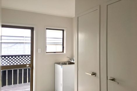 Photo of property in 1/18 Wernham Place, Northcote, Auckland, 0626