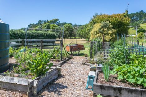 Photo of property in 33 Orua Lane, Hot Water Beach, Whitianga, 3591