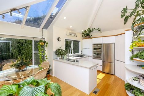 Photo of property in 7 Sequoia Grove, Merrilands, New Plymouth, 4312