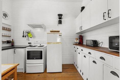 Photo of property in 22 Wallis Street, Raglan, 3225