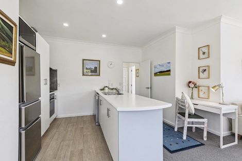 Photo of property in 15 Glanmire Road, Newlands, Wellington, 6037