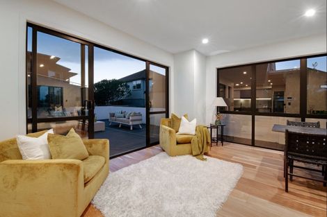 Photo of property in 18b The Esplanade, Eastern Beach, Auckland, 2012