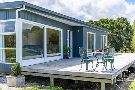 Photo of property in 275 Metcalfe Road, Matakohe, 0593