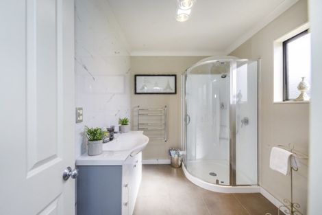 Photo of property in 15 Dobsons Lane, Kelvin Grove, Palmerston North, 4470