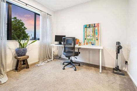 Photo of property in 4f Pinedale Place, Henderson, Auckland, 0610