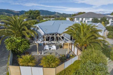Photo of property in 43 Quadrant Heights, Paraparaumu, 5032