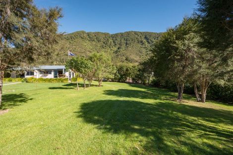 Photo of property in 4 Worlds End Road, Tennyson Inlet, 7195