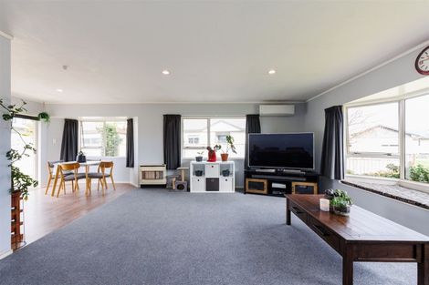 Photo of property in 43 Dalfield Place, Highbury, Palmerston North, 4412