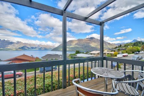 Photo of property in 52 Wynyard Crescent, Fernhill, Queenstown, 9300