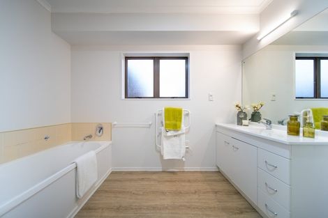 Photo of property in 8 Lamia Place, The Gardens, Auckland, 2105