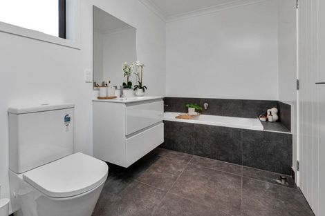 Photo of property in 55 Te Taniwha Road, One Tree Point, 0118