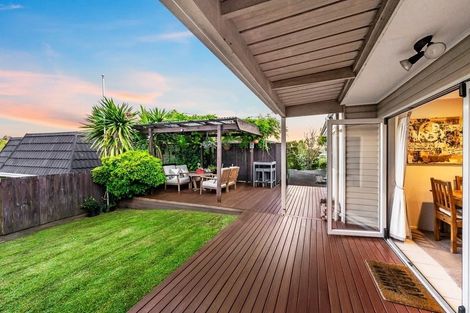 Photo of property in 112 Whangaparaoa Road, Red Beach, 0932